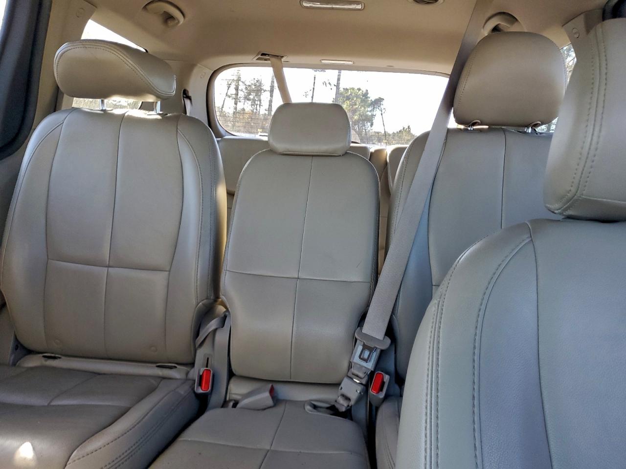 2017 KIA SEDONA LX photo 10