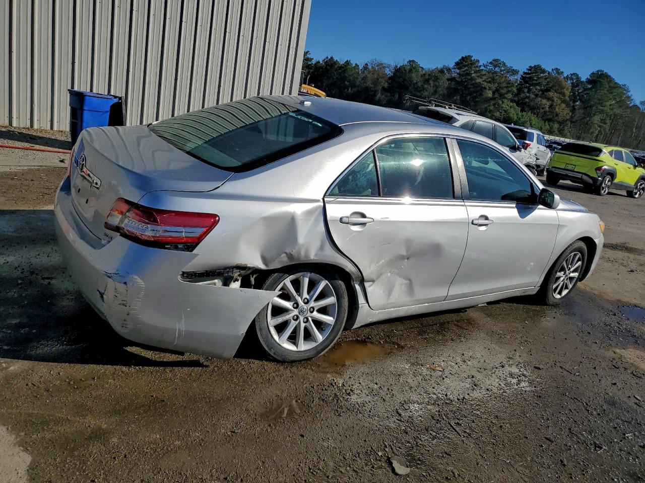 2011 TOYOTA CAMRY XLE photo 3