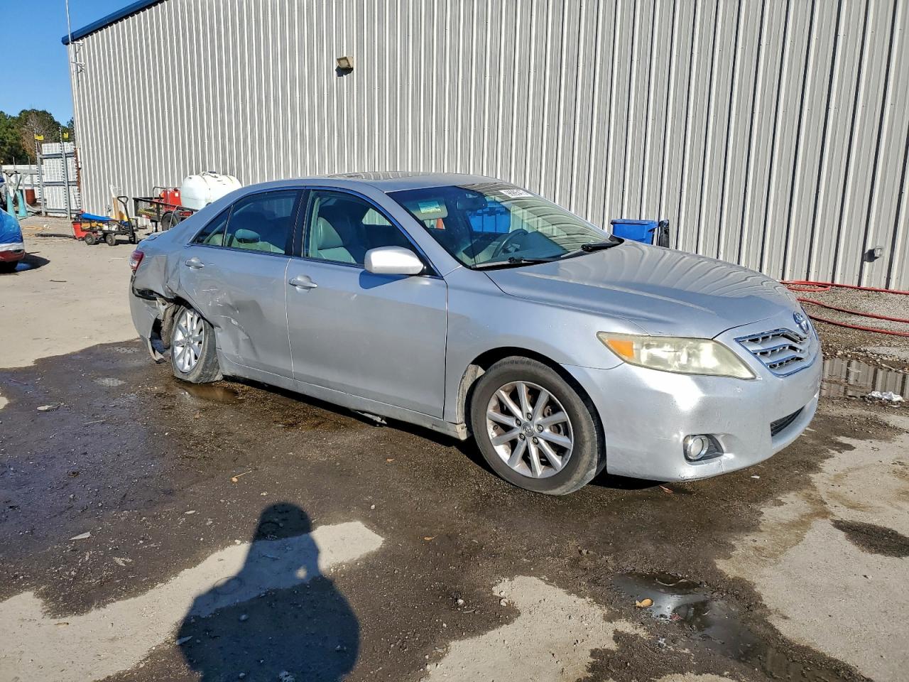 2011 TOYOTA CAMRY XLE photo 4