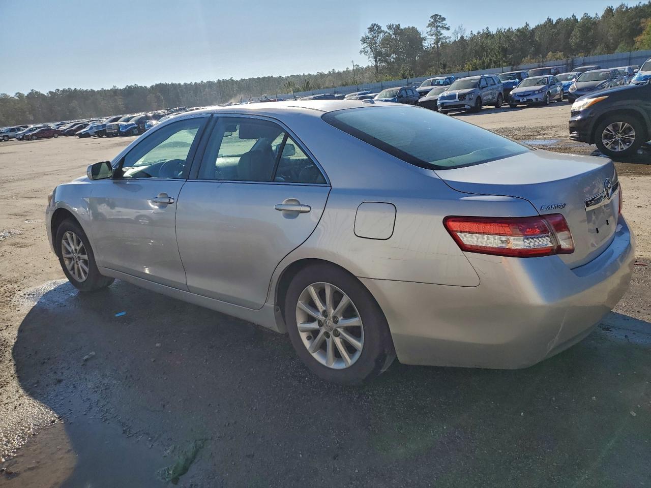 2011 TOYOTA CAMRY XLE photo 2