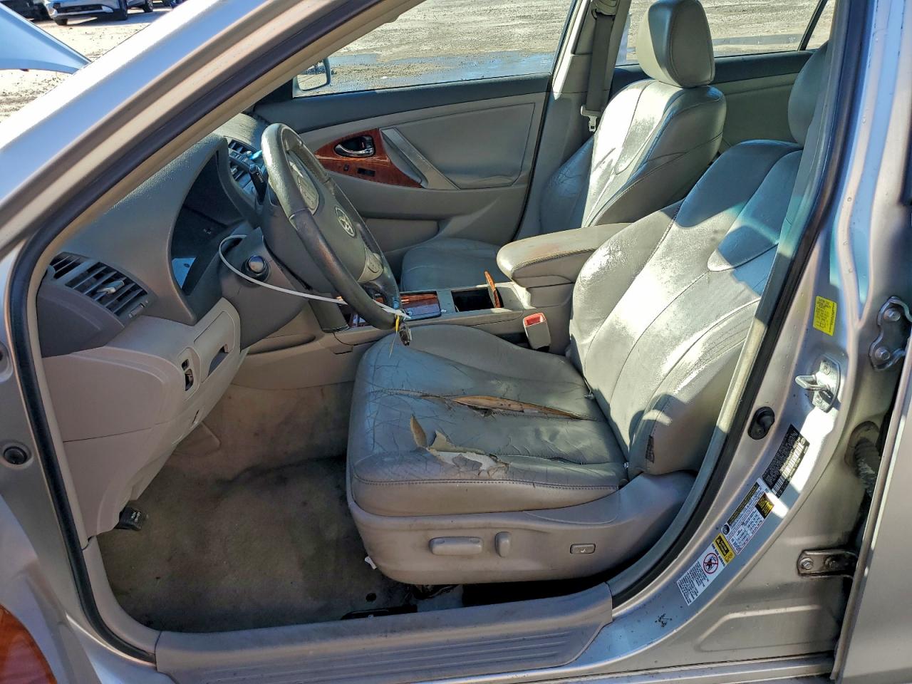 2011 TOYOTA CAMRY XLE photo 7