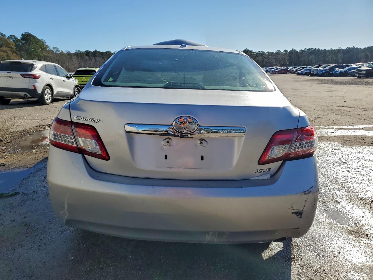 2011 TOYOTA CAMRY XLE photo 6