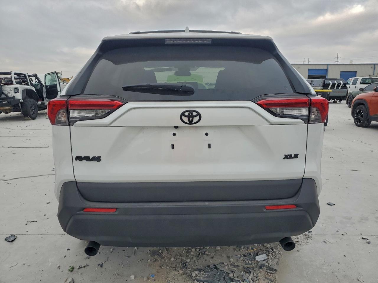 2025 TOYOTA RAV4 XLE PREMIUM photo 6