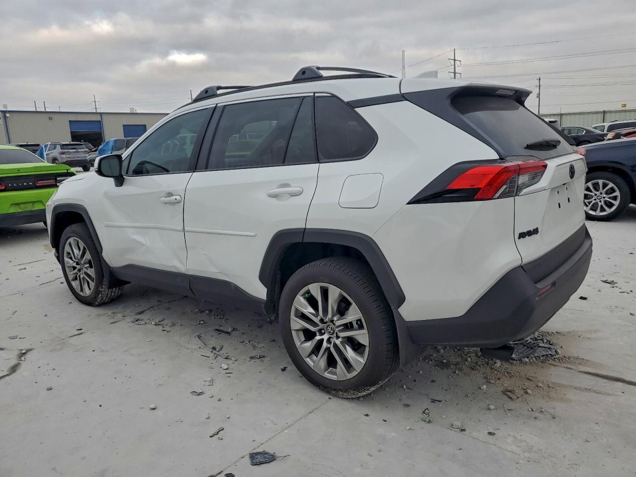 2025 TOYOTA RAV4 XLE PREMIUM photo 2