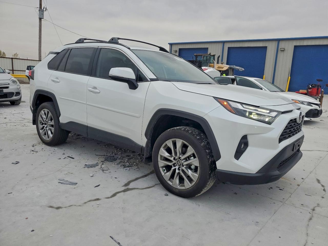 2025 TOYOTA RAV4 XLE PREMIUM photo 4