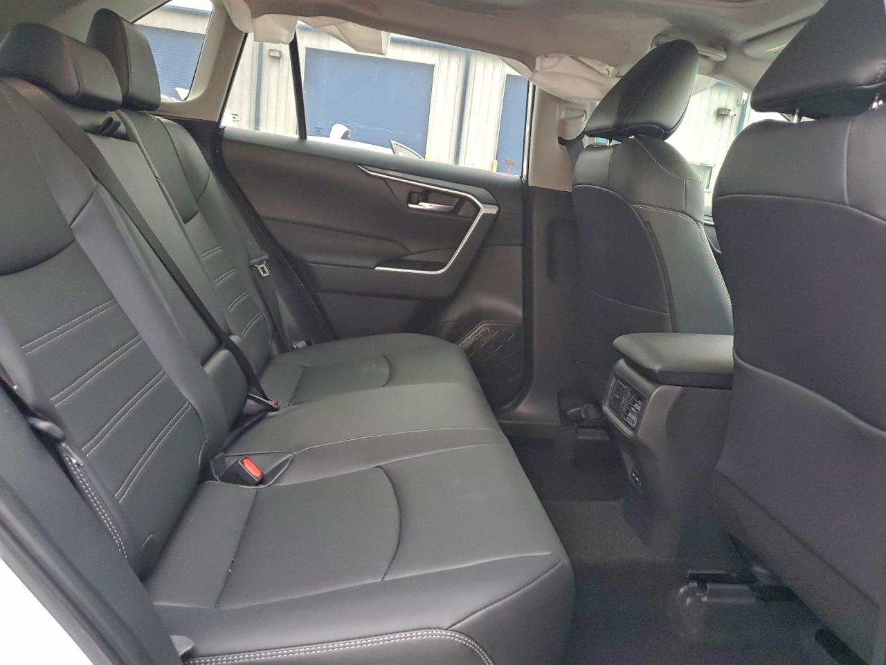 2025 TOYOTA RAV4 XLE PREMIUM photo 11