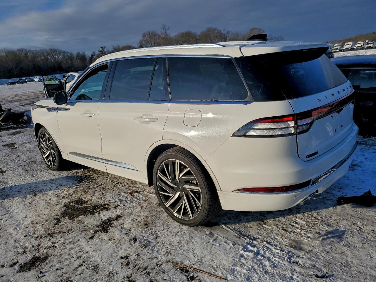 2025 LINCOLN AVIATOR BLACK LABEL photo 3