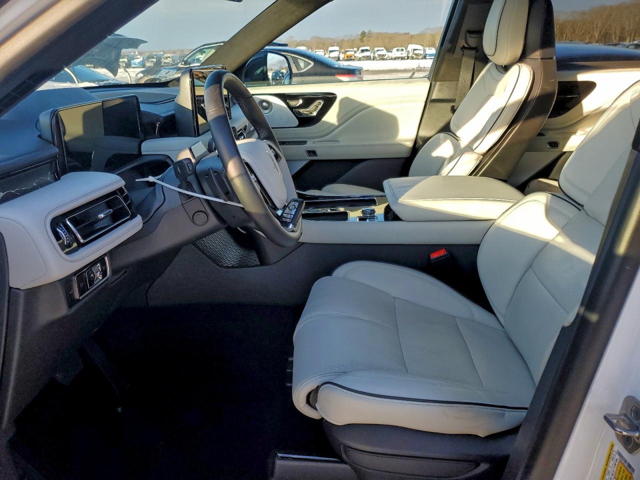 2025 LINCOLN AVIATOR BLACK LABEL photo 13
