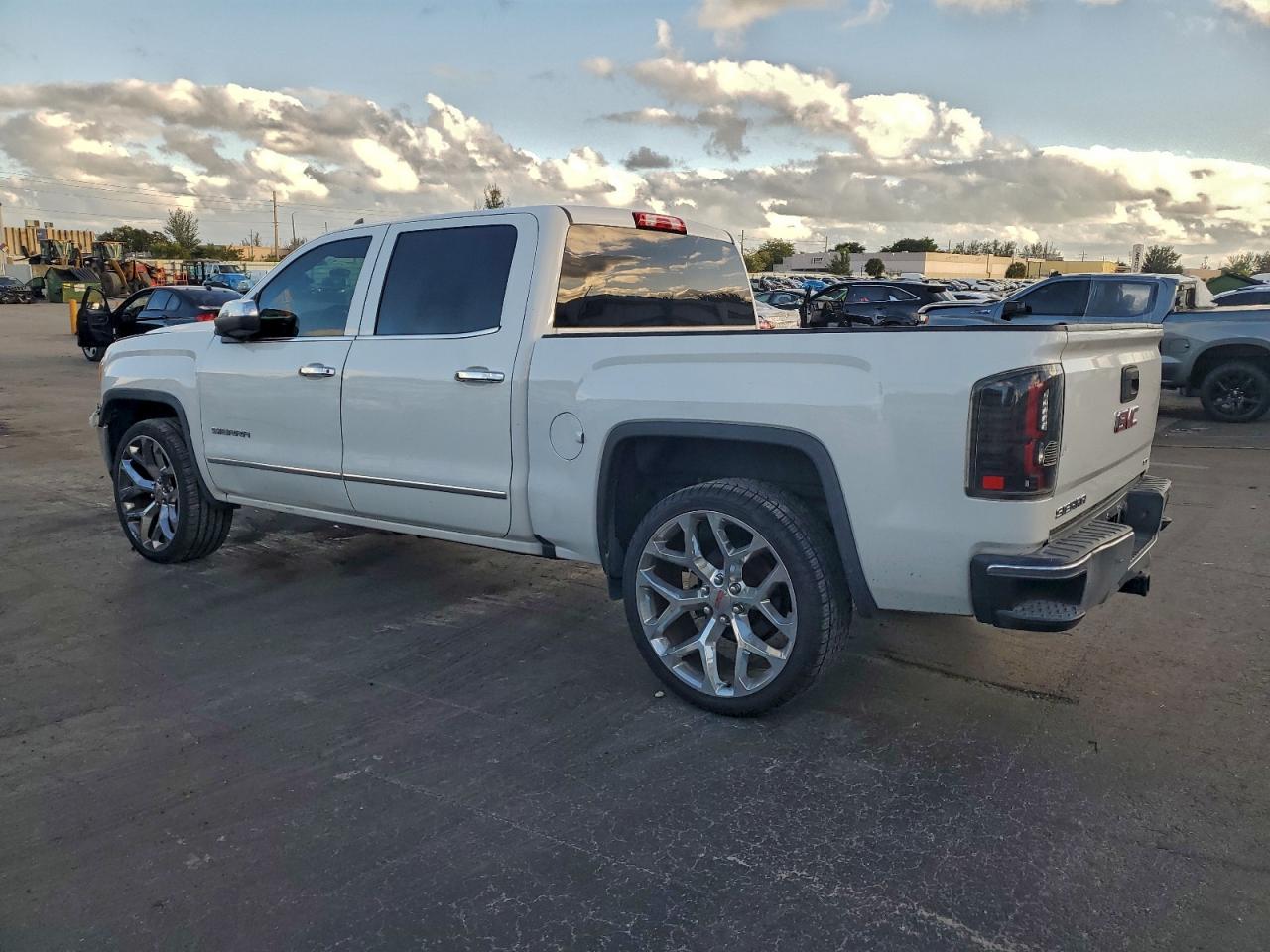 2017 GMC SIERRA K1500 SLT photo 3