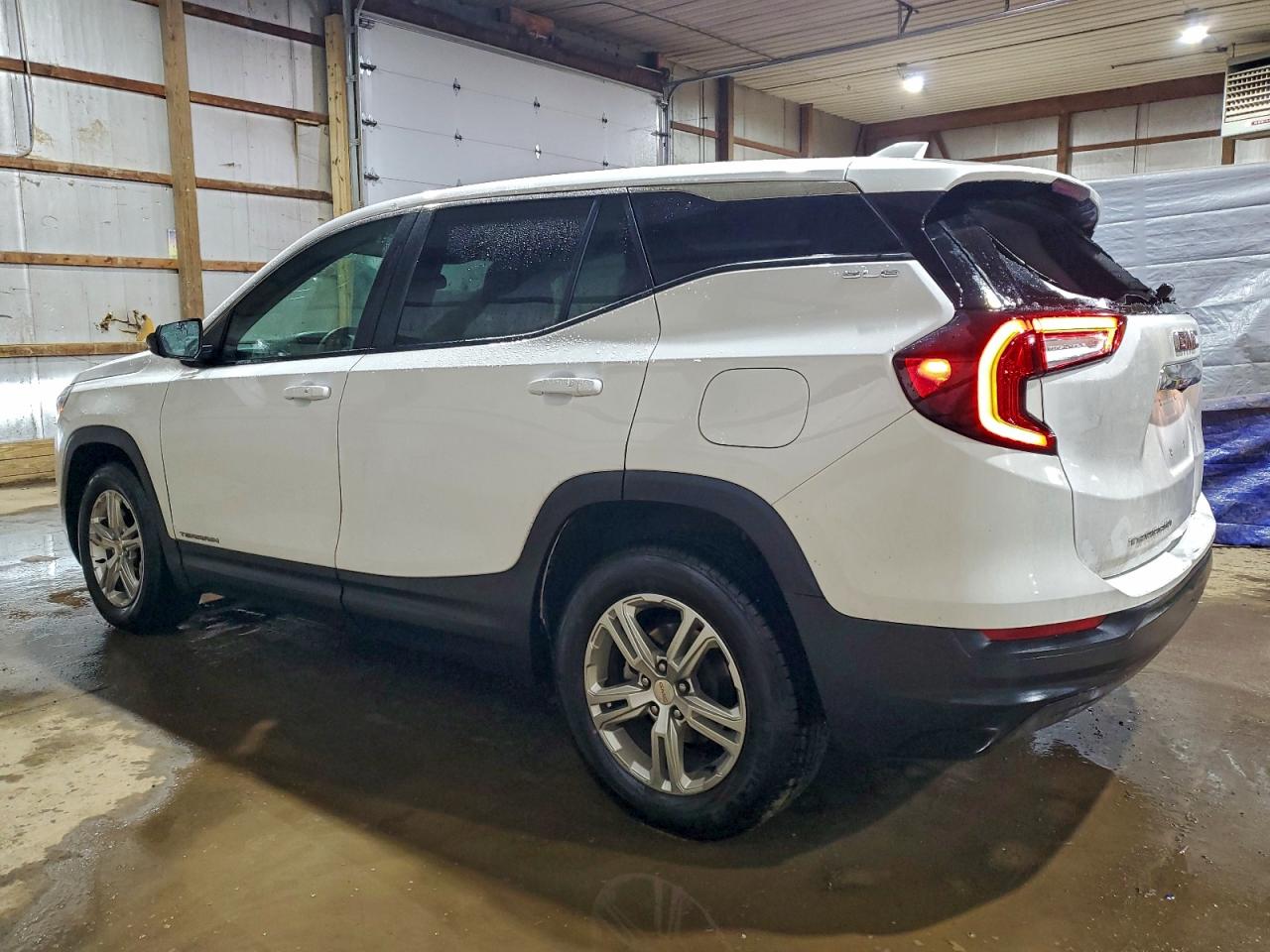 2024 GMC TERRAIN SLE photo 2