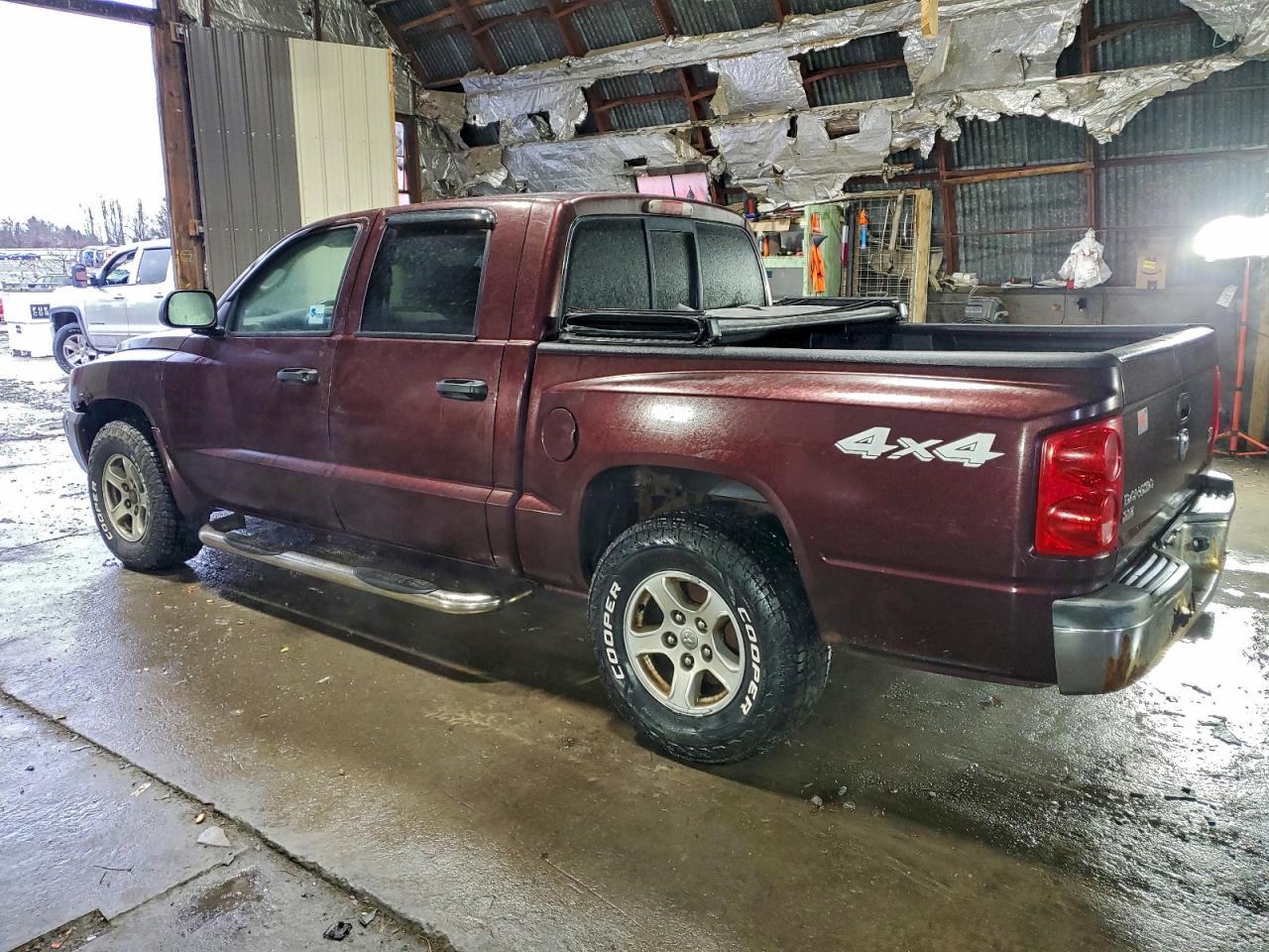 2005 DODGE DAKOTA QUAD SLT photo 2