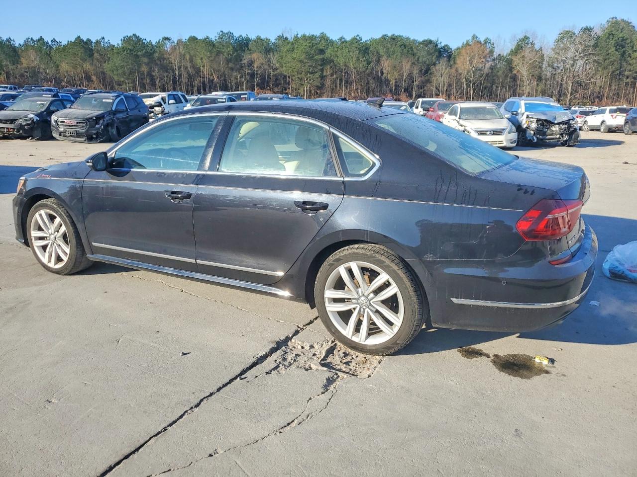 2017 VOLKSWAGEN PASSAT SEL PREMIUM photo 3