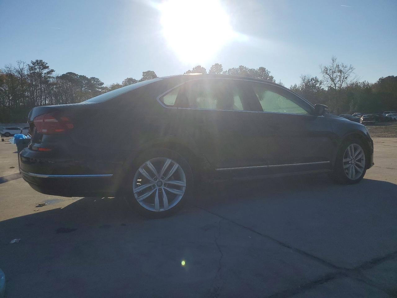 2017 VOLKSWAGEN PASSAT SEL PREMIUM photo 5
