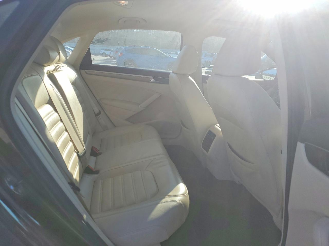 2017 VOLKSWAGEN PASSAT SEL PREMIUM photo 19