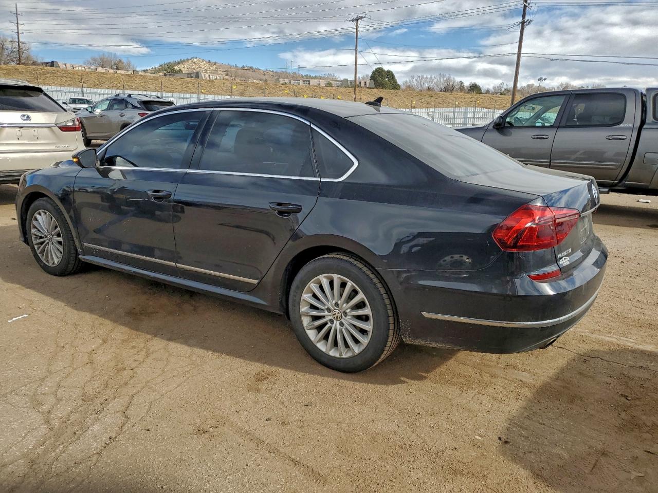2017 VOLKSWAGEN PASSAT SE photo 3