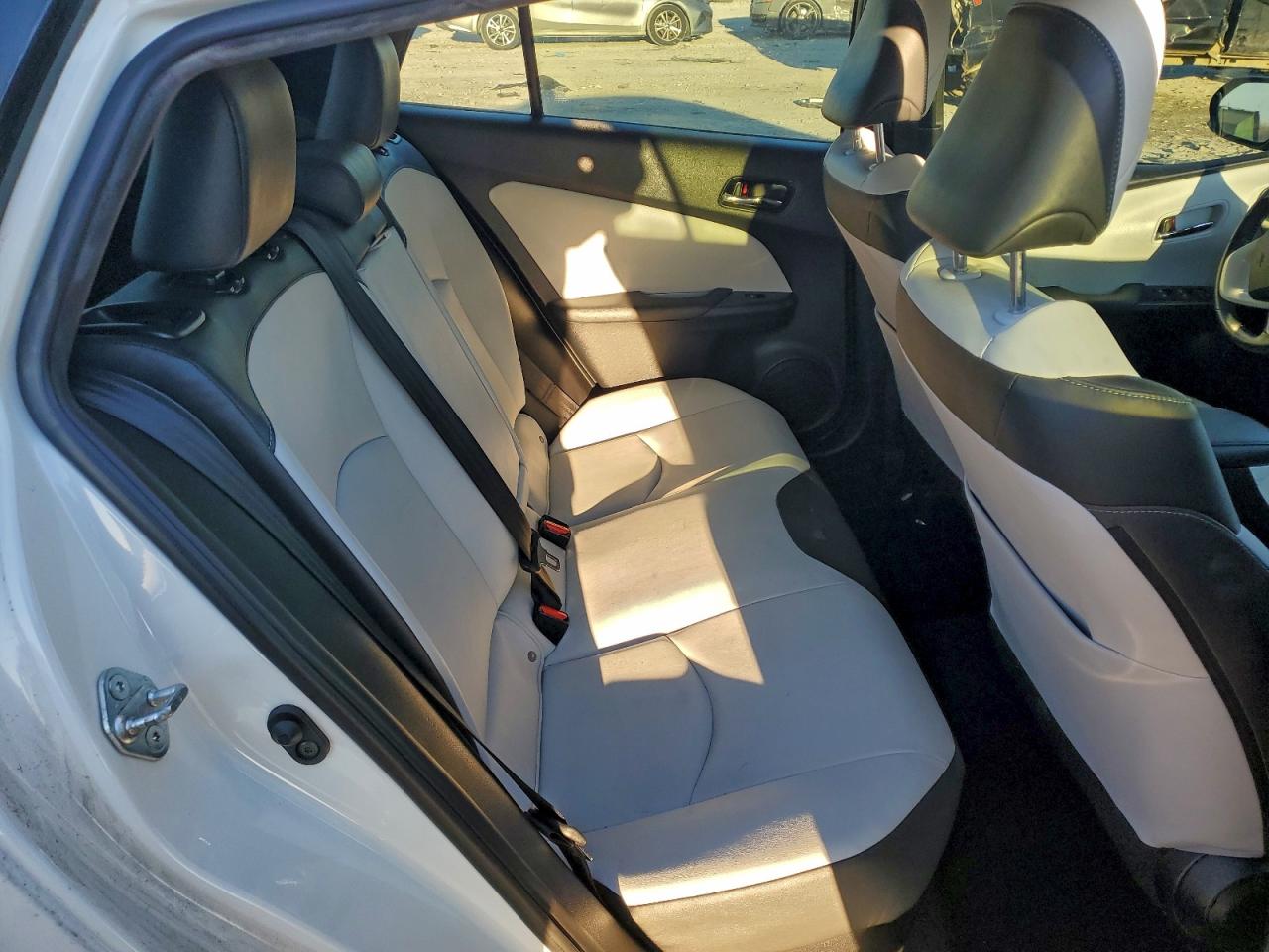 2017 TOYOTA PRIUS photo 10