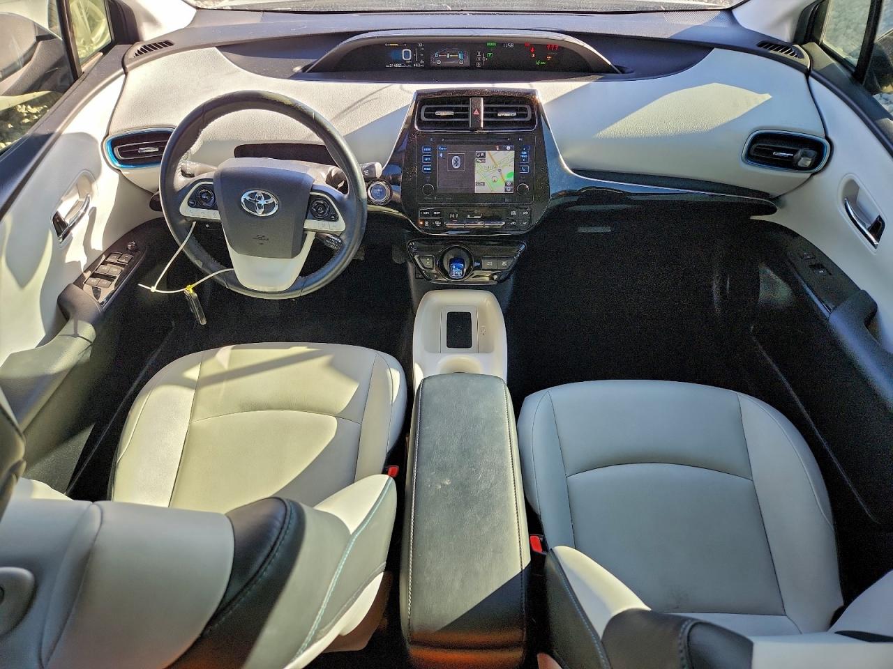 2017 TOYOTA PRIUS photo 8