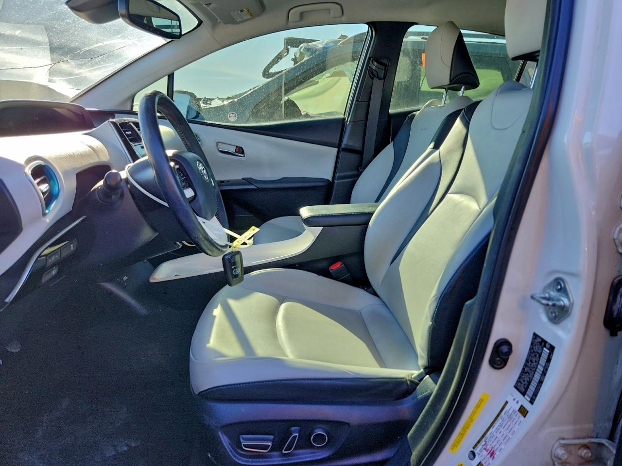 2017 TOYOTA PRIUS photo 7