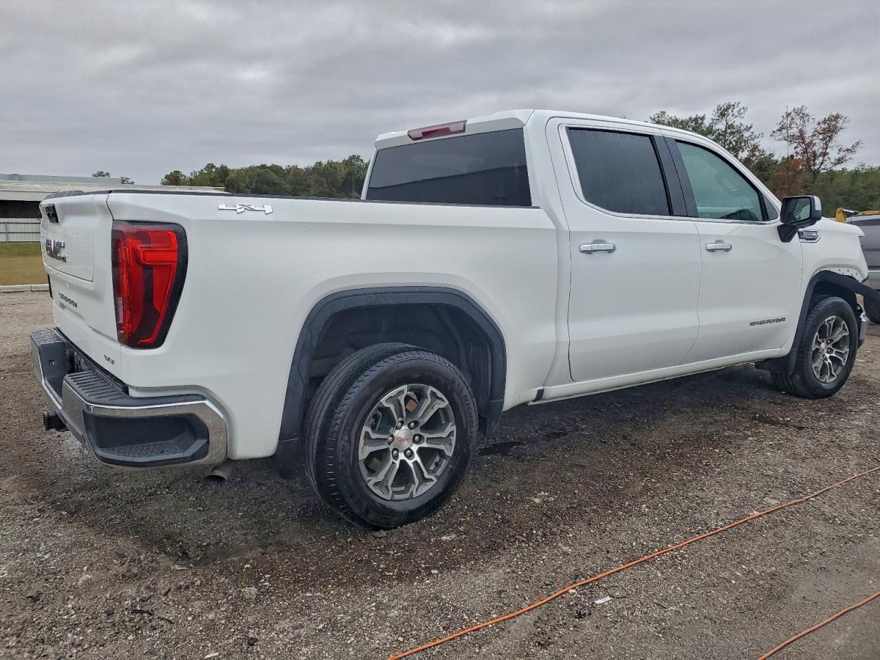 2025 GMC SIERRA K1500 SLT photo 3