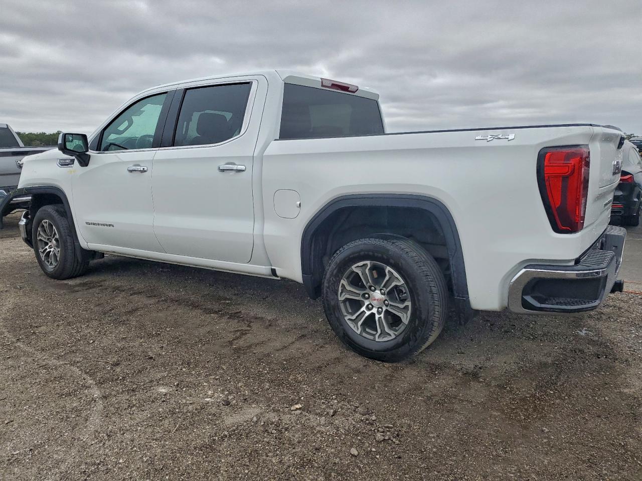 2025 GMC SIERRA K1500 SLT photo 2