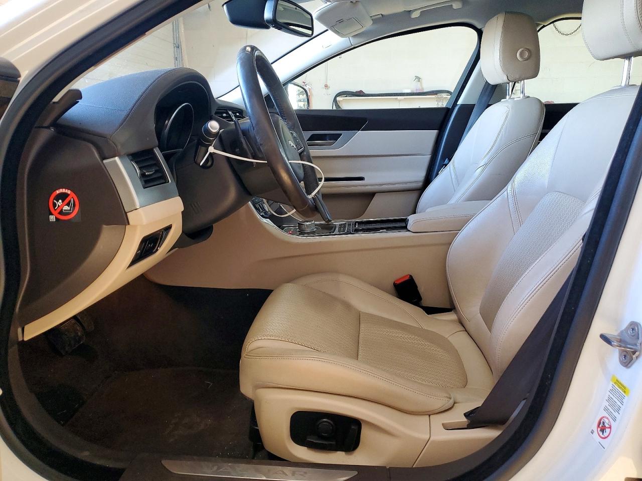 2016 JAGUAR XF PRESTIGE photo 13