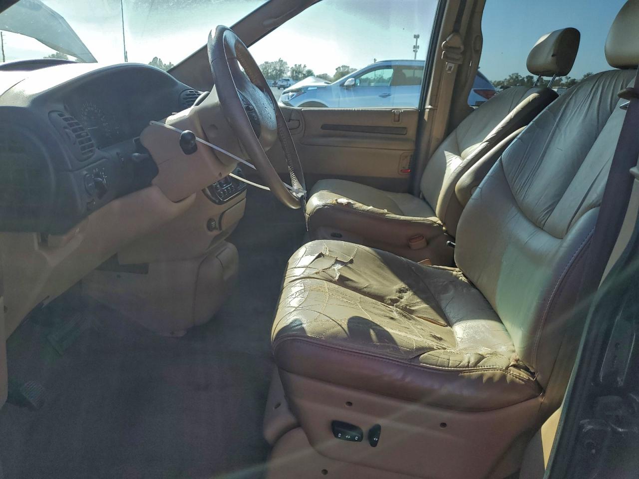 1998 CHRYSLER TOWN & COUNTRY LXI photo 13