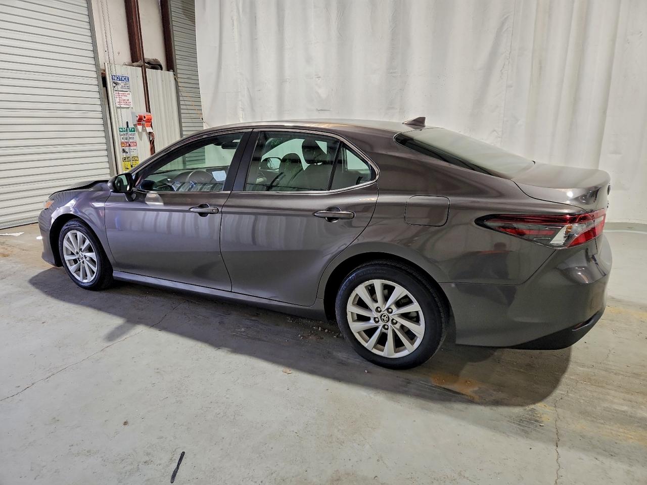 2022 TOYOTA CAMRY LE photo 3