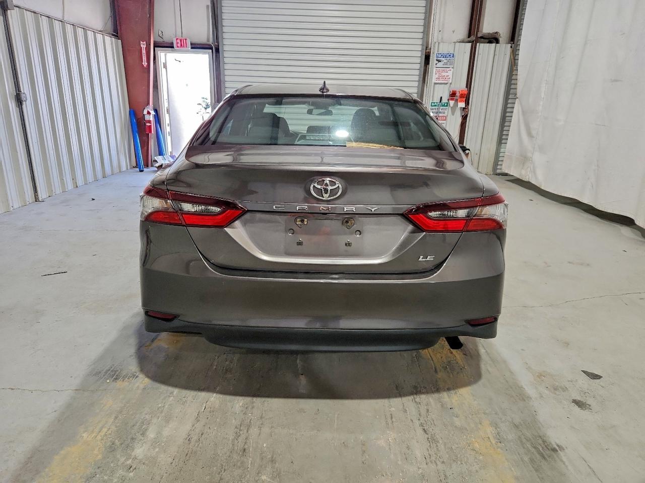 2022 TOYOTA CAMRY LE photo 11