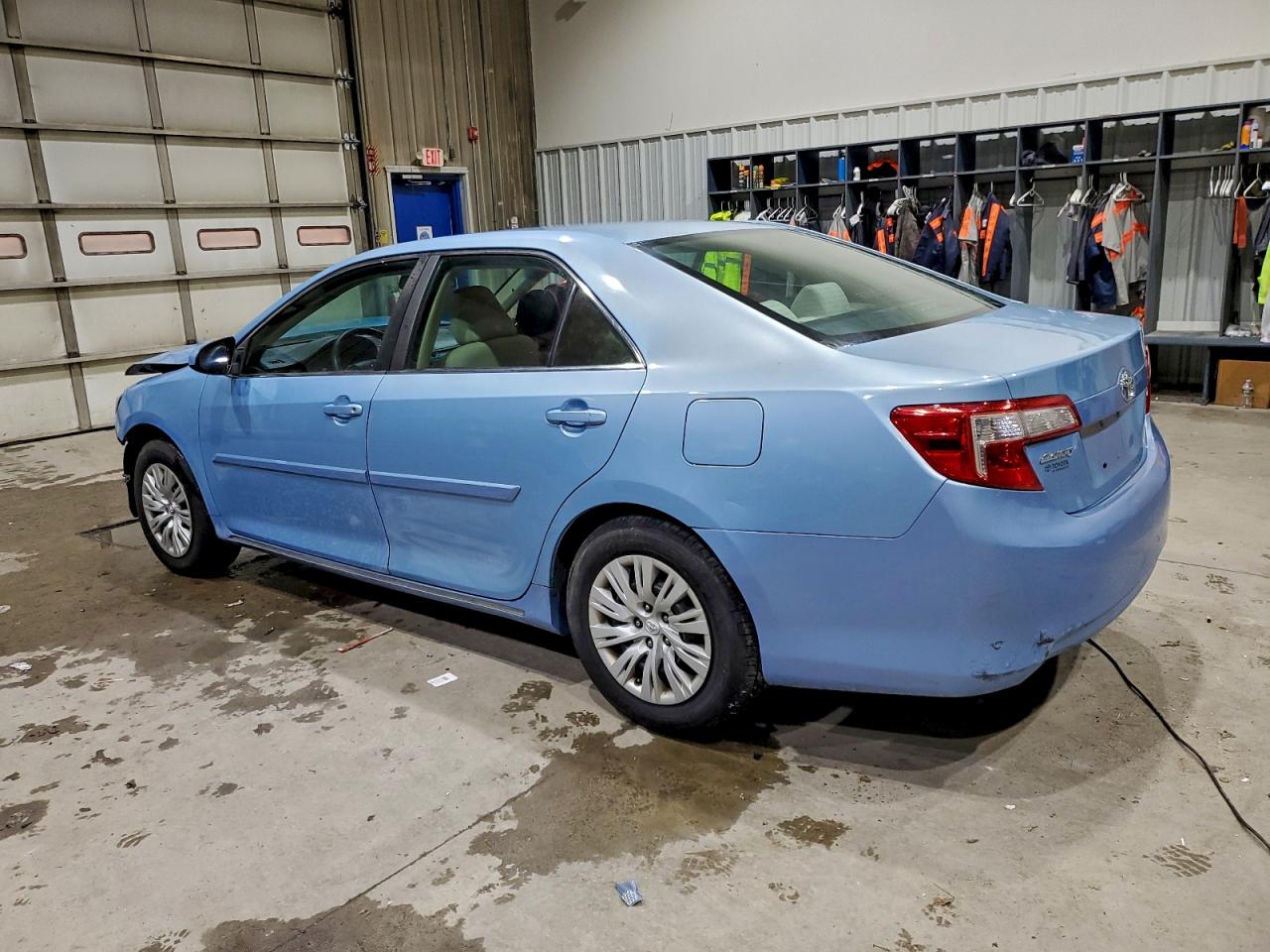 2013 TOYOTA CAMRY LE photo 2