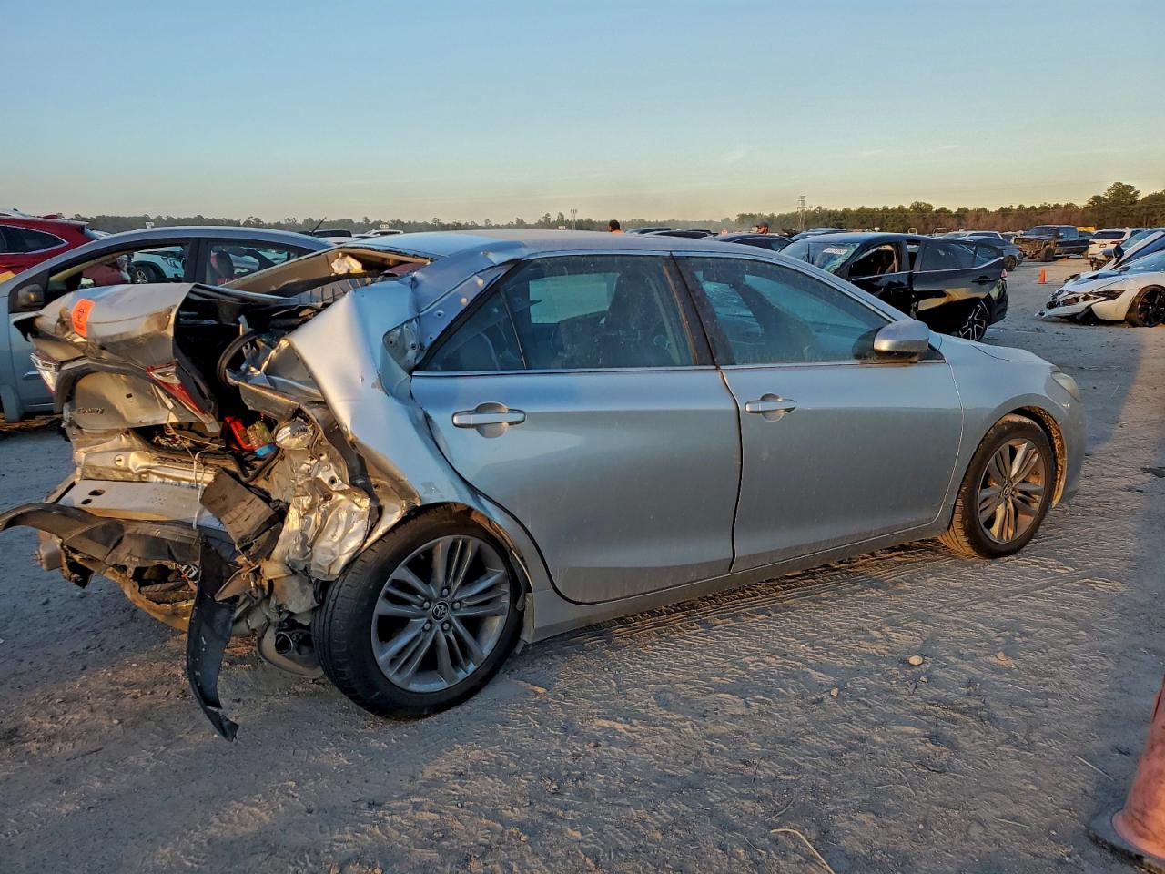 2016 TOYOTA CAMRY LE photo 3
