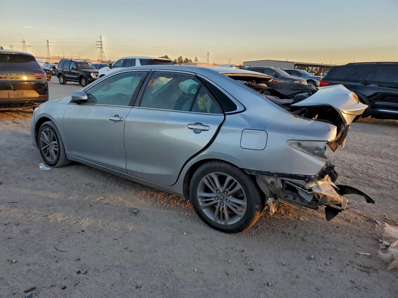 2016 TOYOTA CAMRY LE photo 2