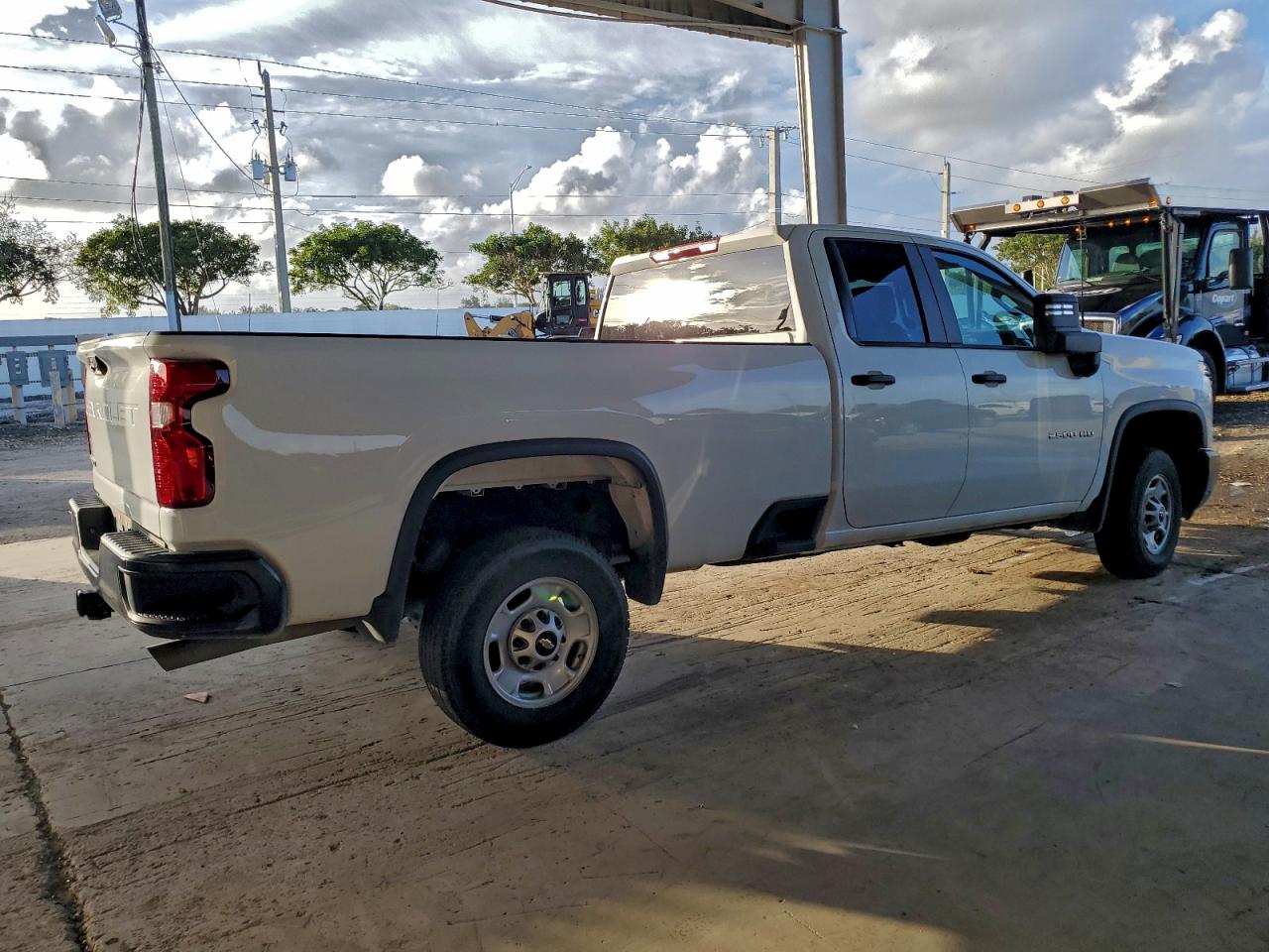 2024 CHEVROLET SILVERADO C2500 HEAVY DUTY photo 3