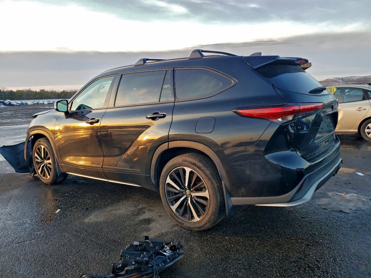 2022 TOYOTA HIGHLANDER XSE photo 3
