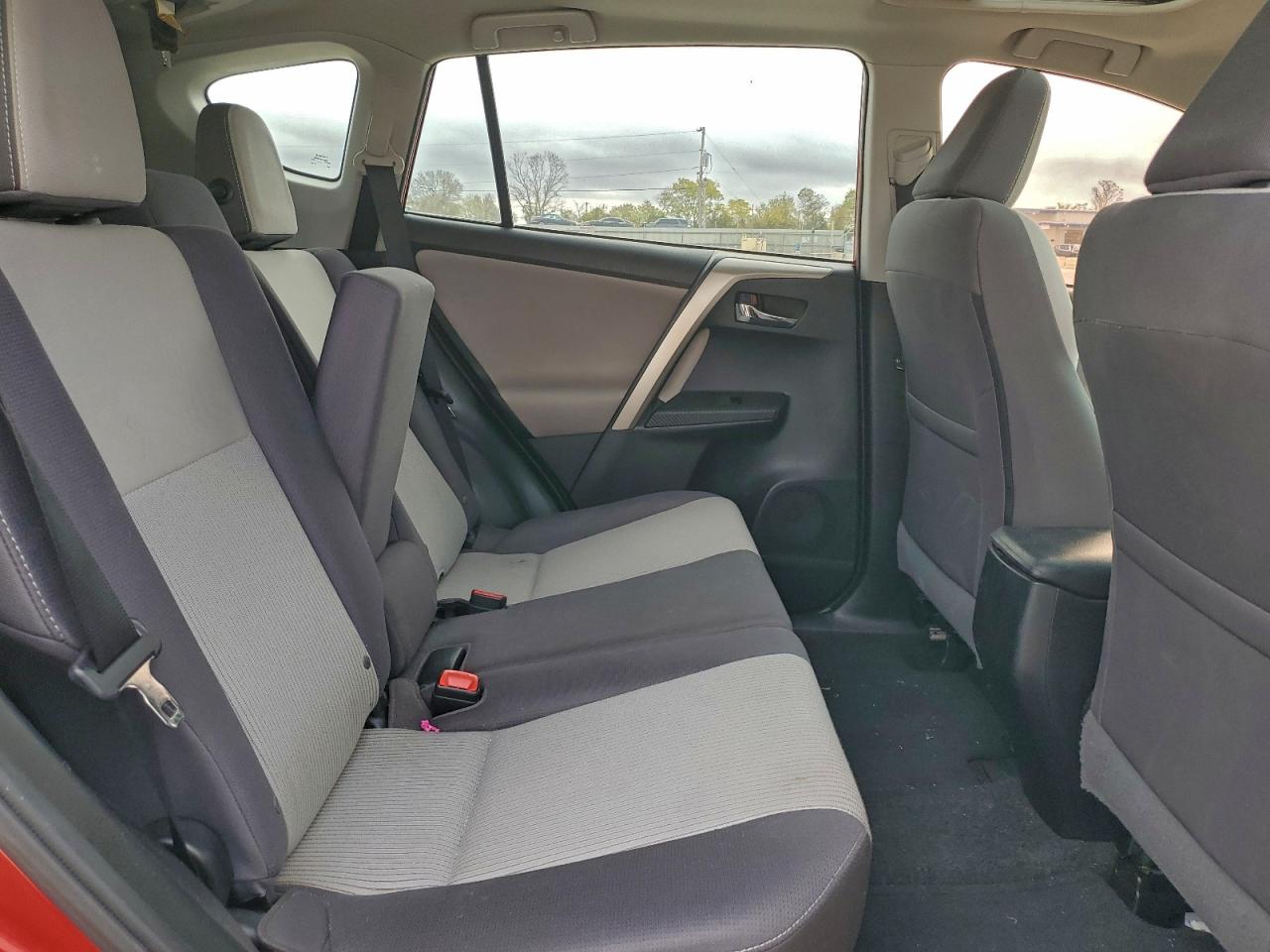 2015 TOYOTA RAV4 XLE photo 31
