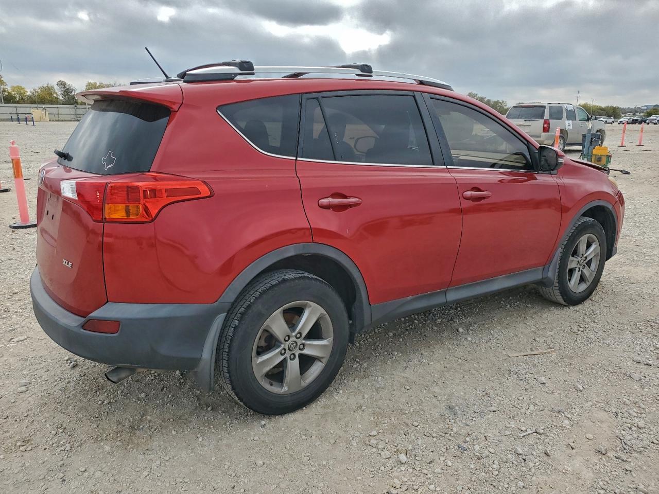 2015 TOYOTA RAV4 XLE photo 7