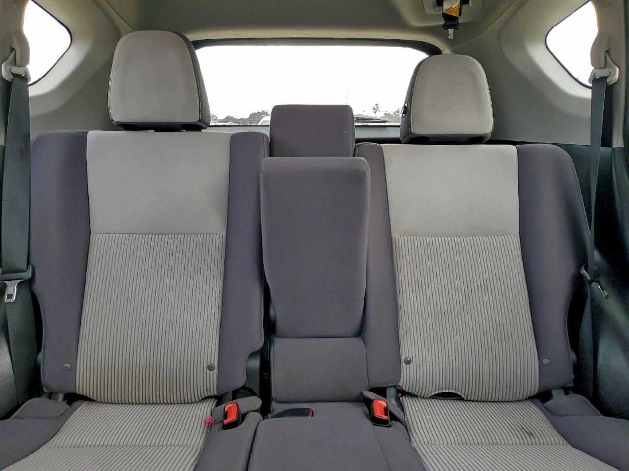 2015 TOYOTA RAV4 XLE photo 28