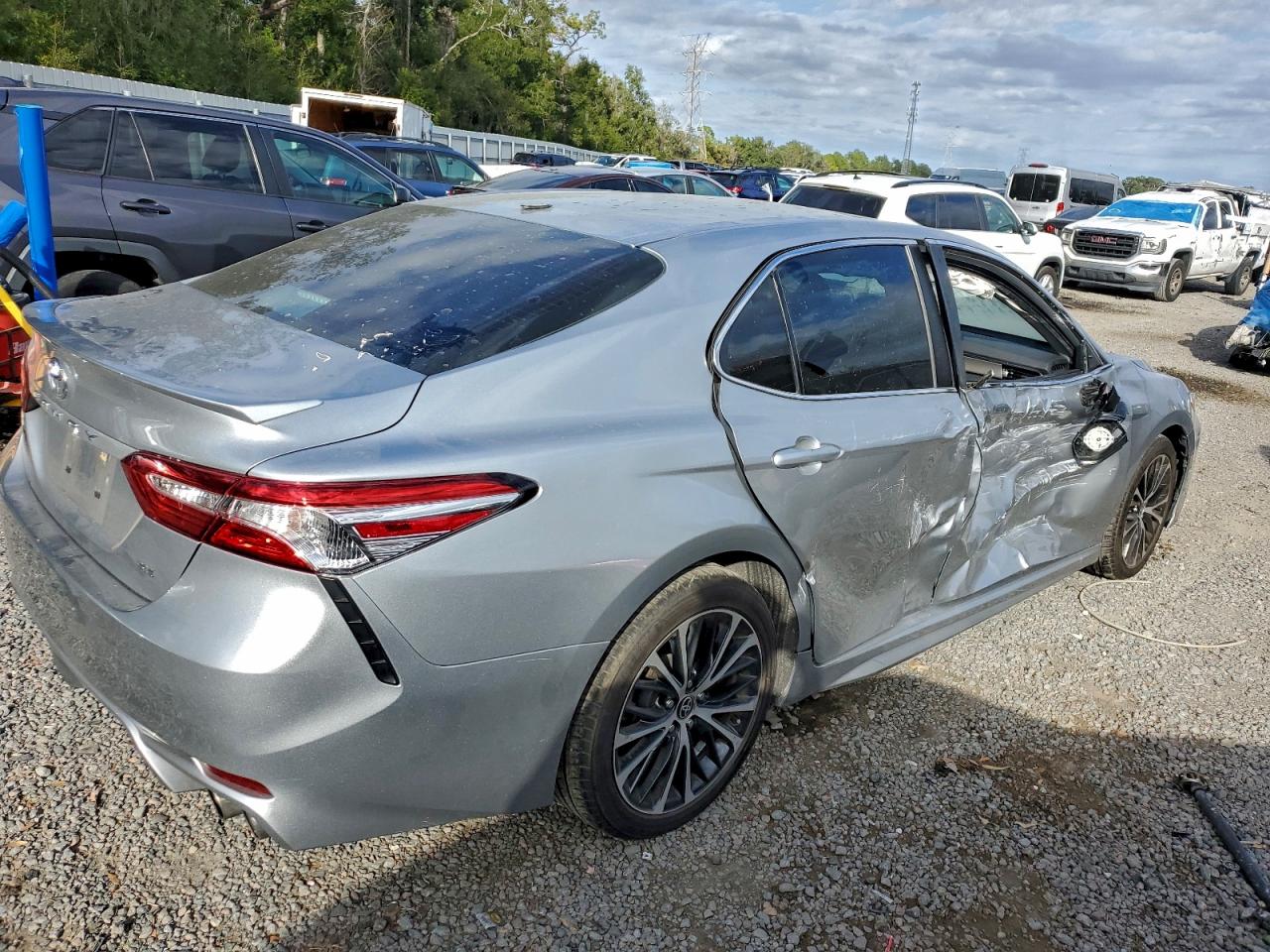2020 TOYOTA CAMRY SE photo 5
