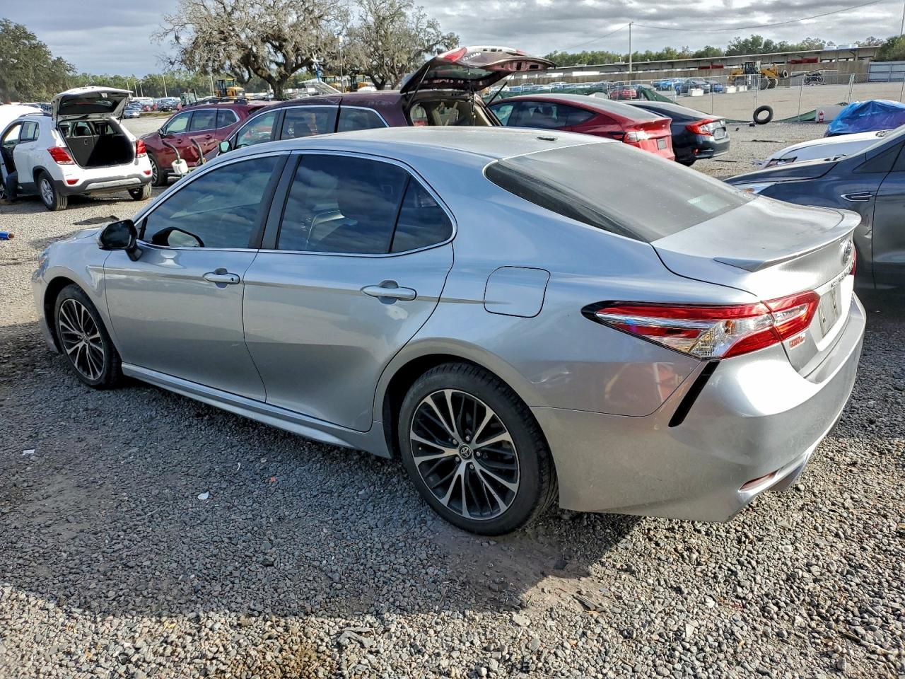 2020 TOYOTA CAMRY SE photo 3