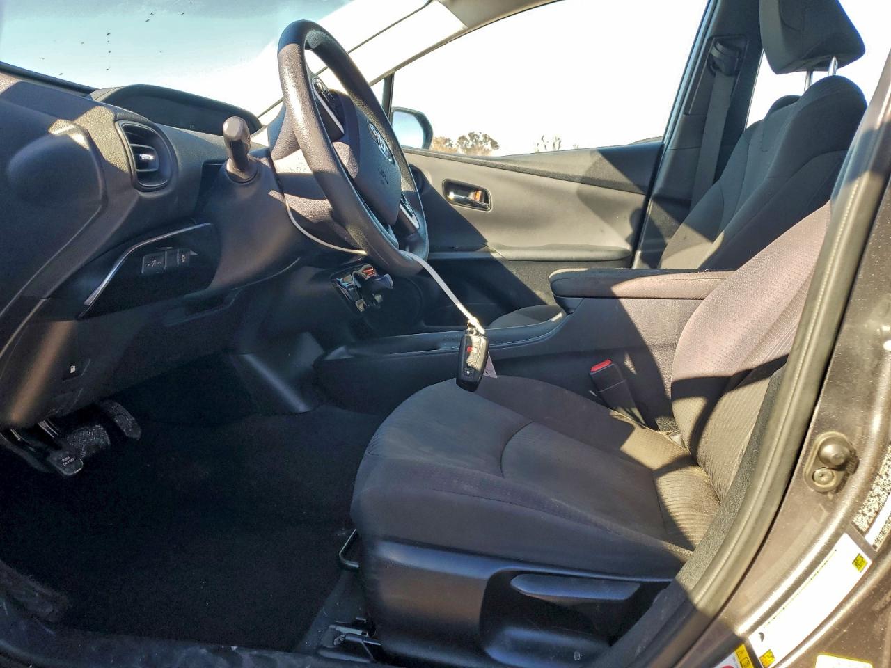 2016 TOYOTA PRIUS photo 7