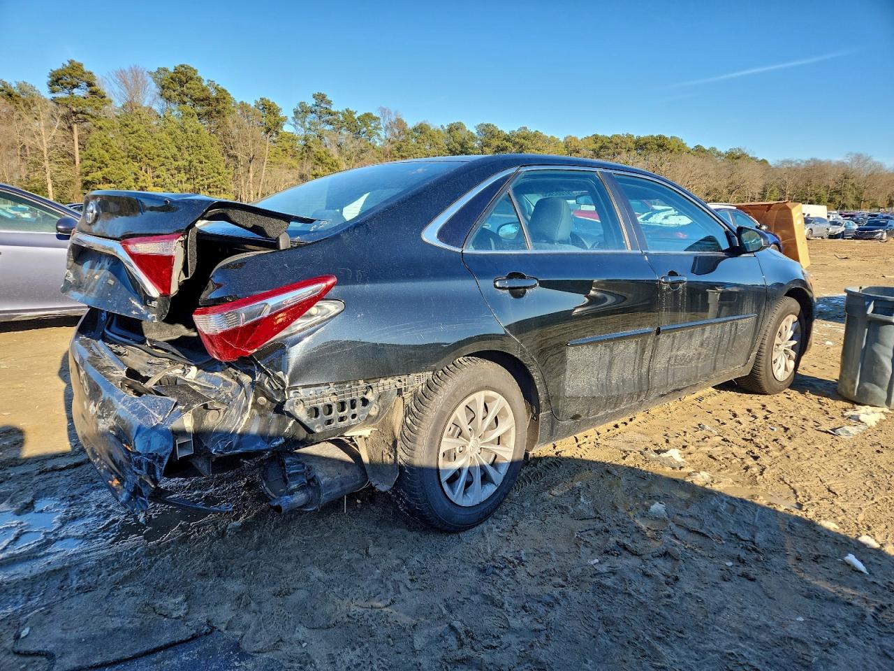 2016 TOYOTA CAMRY LE photo 3