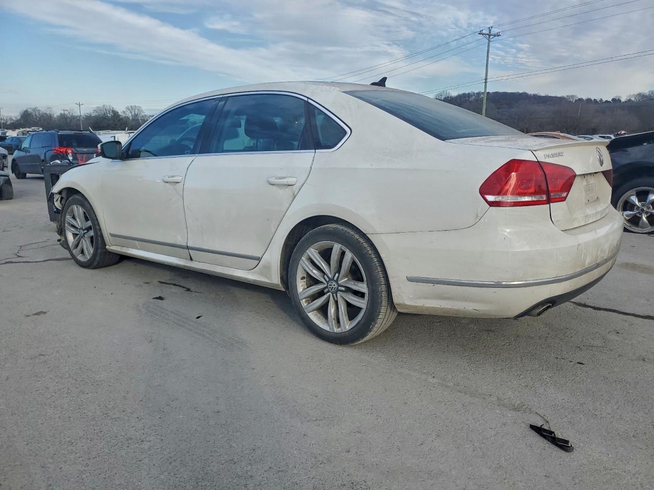 2014 VOLKSWAGEN PASSAT SEL photo 2