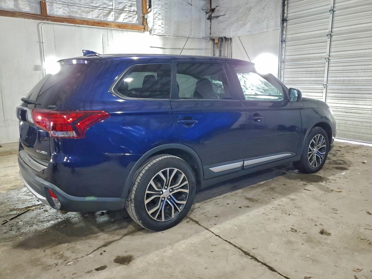 2017 MITSUBISHI OUTLANDER ES photo 5