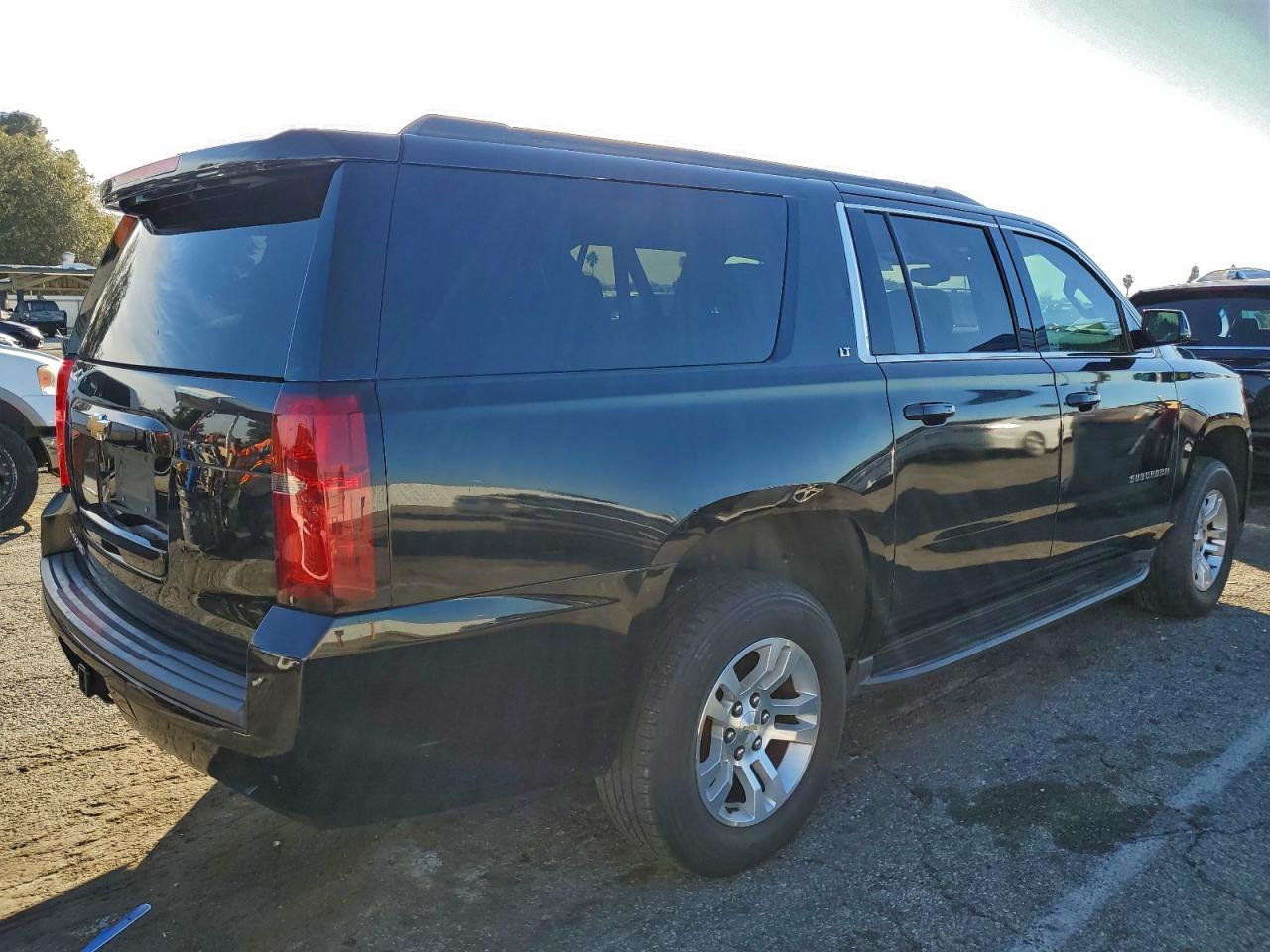 2018 CHEVROLET SUBURBAN C1500 LT photo 3
