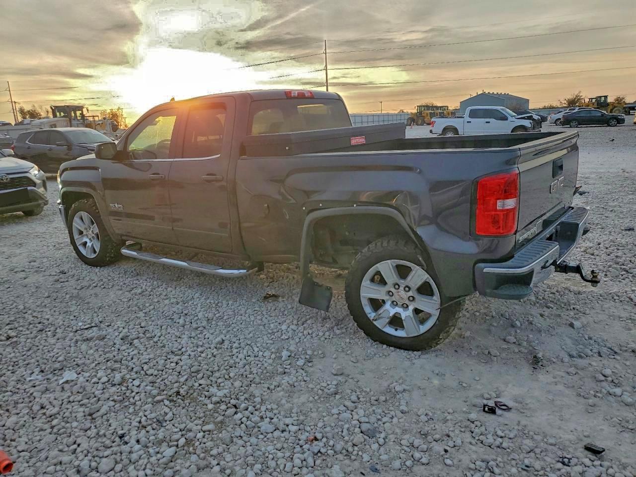 2015 GMC SIERRA C1500 SLE photo 2