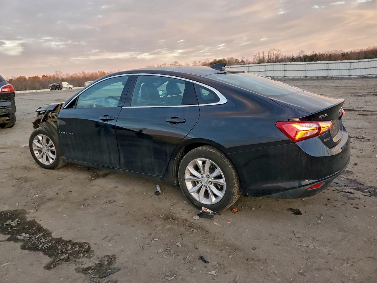 2022 CHEVROLET MALIBU LT photo 4