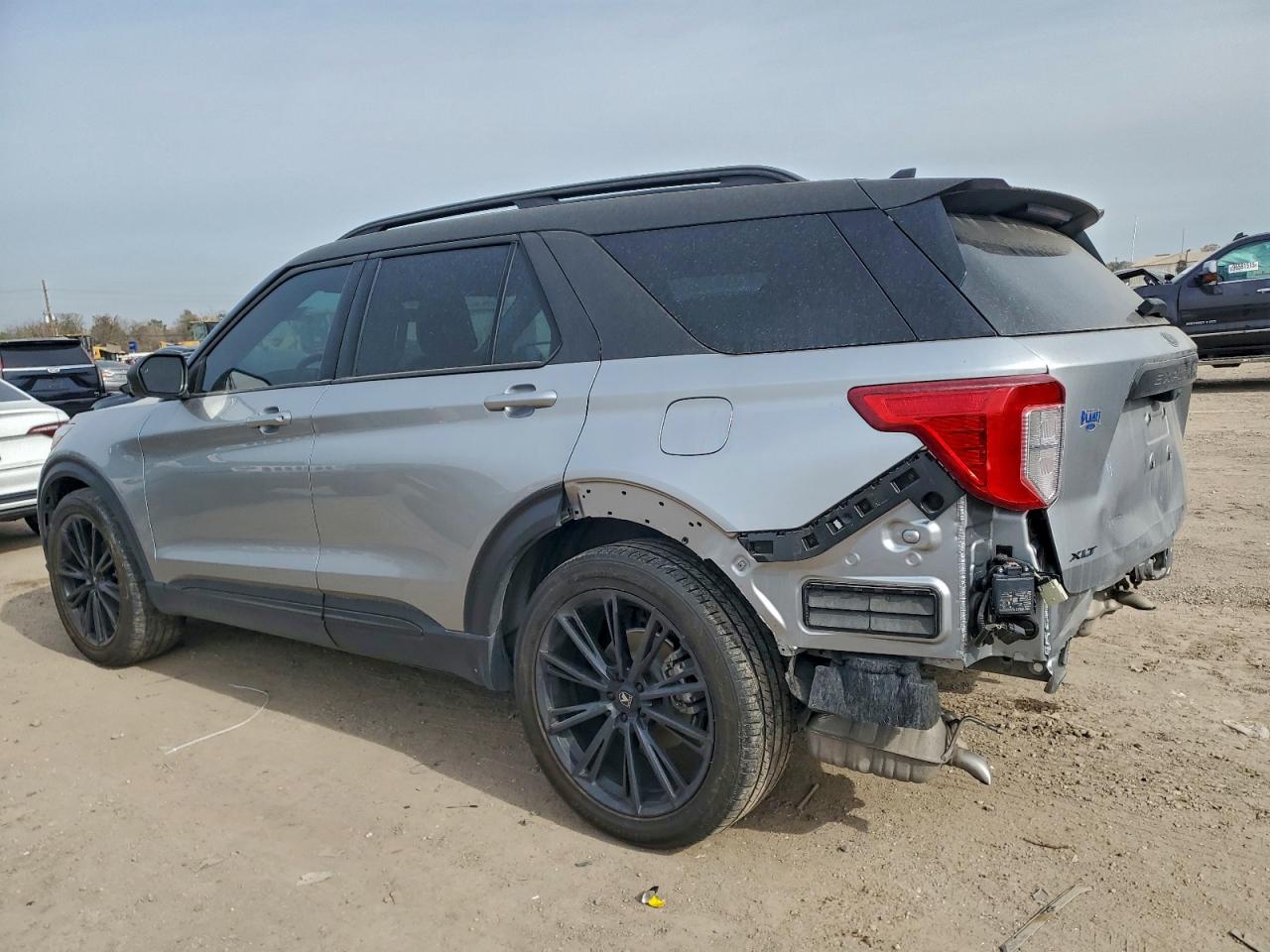 2023 FORD EXPLORER XLT photo 2