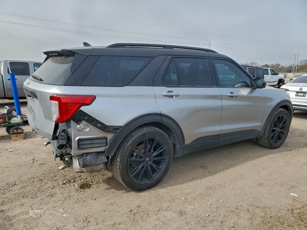 2023 FORD EXPLORER XLT photo 3
