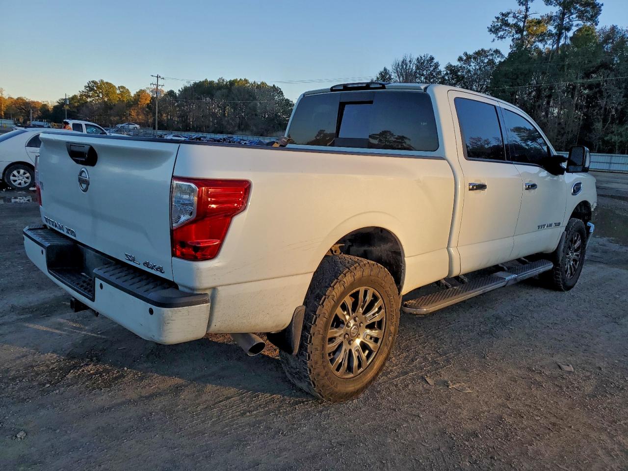 2017 NISSAN TITAN XD SL photo 3