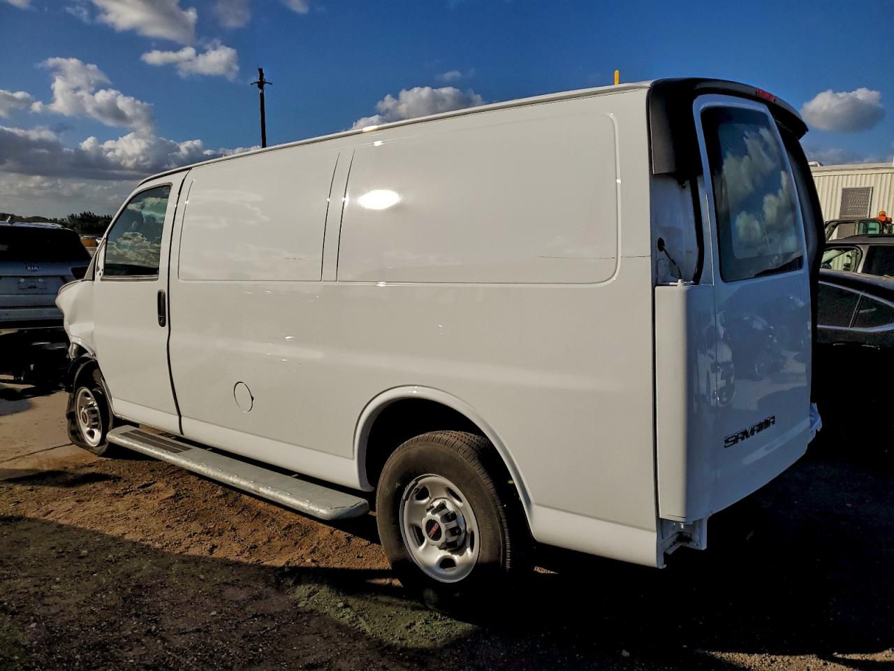 2024 GMC SAVANA G2500 photo 3
