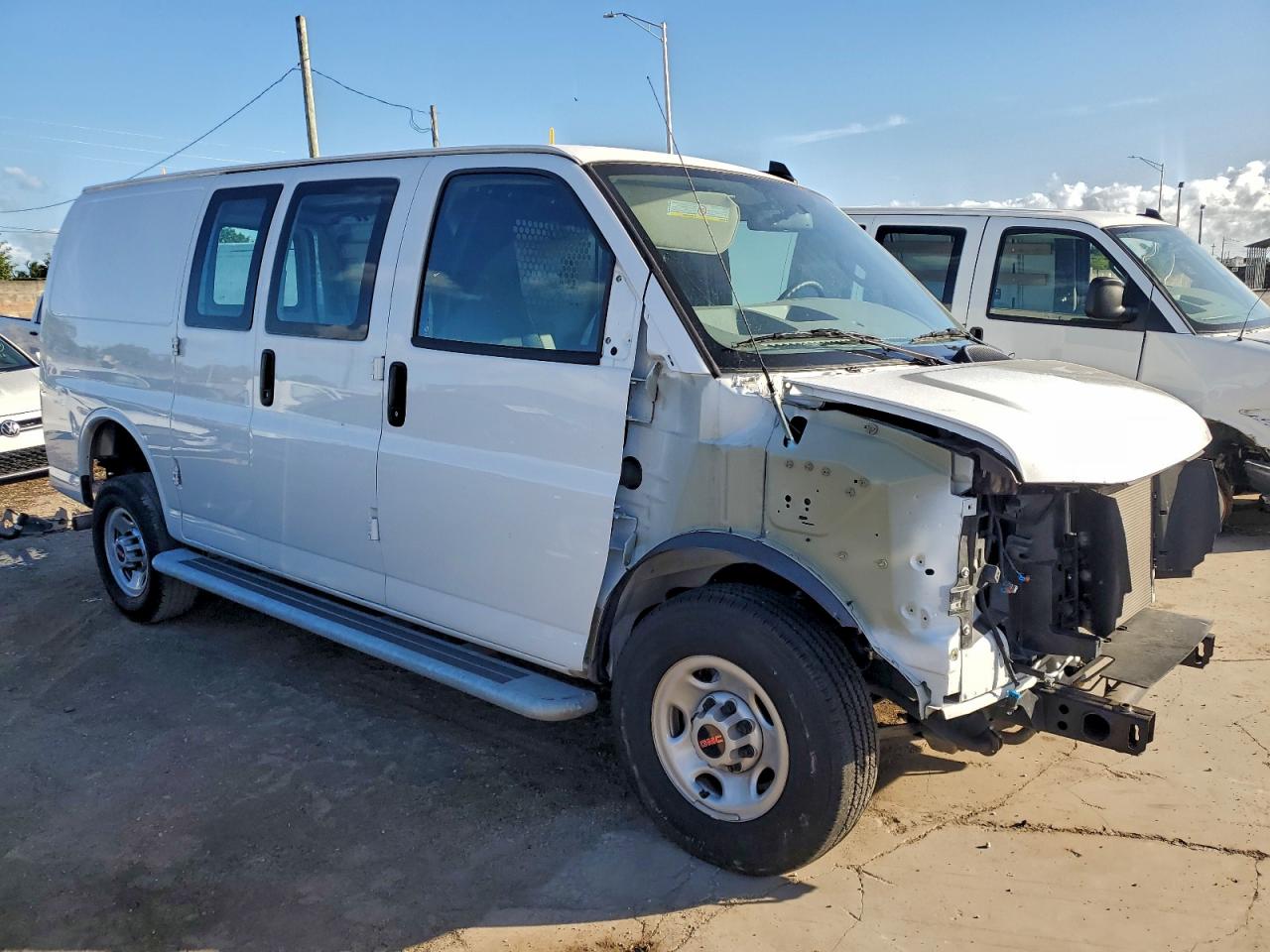 2024 GMC SAVANA G2500 photo 7